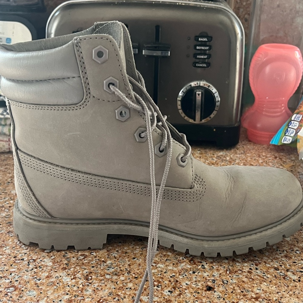 Grey timberland women’s size 8 1/2 little warn but I. Great condition